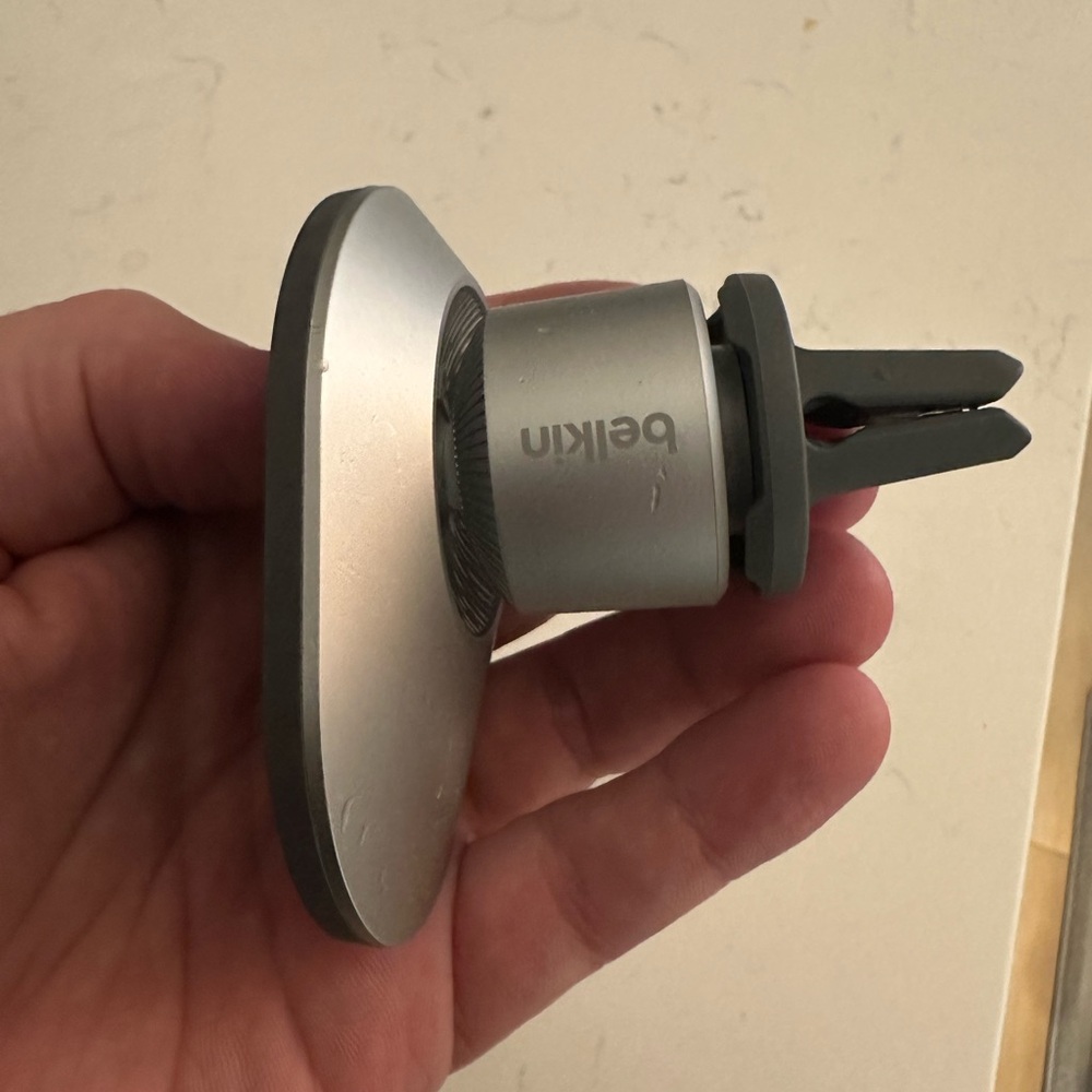 Belkin MagSafe Vent Mount Pro - Made for vents, compatible iPhone 12 and later